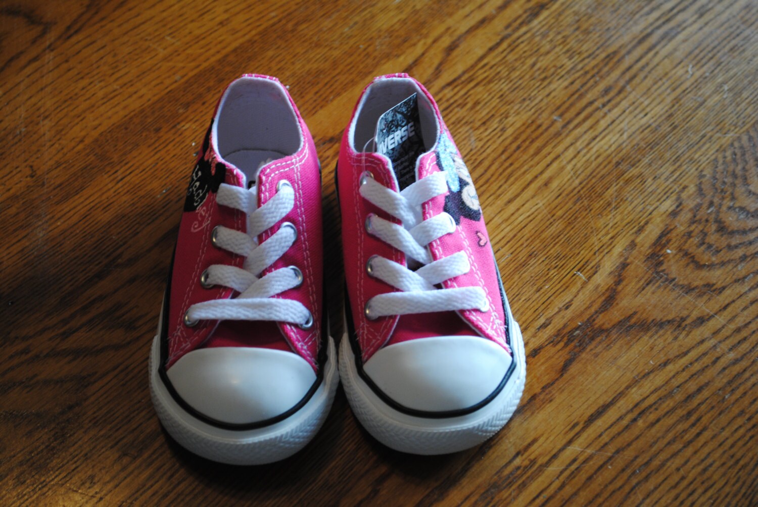 New Minnie Mouse hand painted converse sneakers size 6t New Minnie Mouse hand painted converse sneakers size 6t