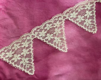 Ivory 3 1/2" Triangle Chantilly Point Lace Trim