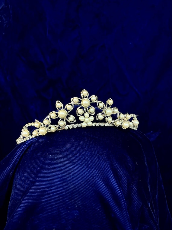 Dainty rhinestone and pearl bridal tiara - daisy design