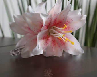 Haarclip met witte leliebloem