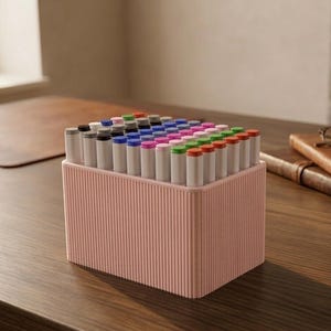 Premium markörorganisatör med 70 fickor – modern räfflad design – STL-fil