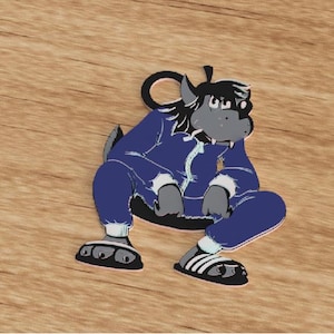 Può includere: Un'illustrazione a cartoni animati di un personaggio simile a un lupo in tuta blu e sandali bianchi e neri. Il personaggio è seduto con le gambe piegate e le braccia appoggiate sulle ginocchia. Lo sfondo è un legno marrone chiaro.