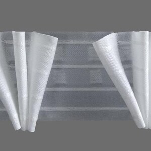 Può includere: Due pannelli di tessuto bianco plissettato, probabilmente tende o drappeggi, sono mostrati su uno sfondo grigio. Il tessuto ha un aspetto strutturato, con pieghe verticali che creano una forma a ventaglio. Il design suggerisce trattamenti per finestre.