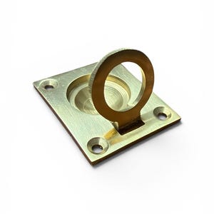 Può includere: Una maniglia a filo in ottone con base quadrata e maniglia circolare. La maniglia è rialzata e ha un design circolare. La base ha un'area incassata per far sì che la maniglia sia a filo. Ci sono fori per le viti in ogni angolo.