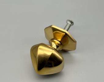 Maçaneta central para porta principal em latão maciço com seta - 63 mm de diâmetro