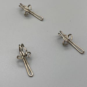 Könnte beinhalten: Ein Set aus drei Keramikbehältern mit Deckeln, verziert mit einem blau-weißen Blumenmuster. Der größte Behälter ist etwa 20 cm hoch. Sie stehen auf einer weißen Oberfläche.