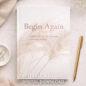 Può includere: Un diario bianco intitolato "Begin Again" con un design floreale e il testo "reflections for the moment, curiosity returns". Sono presenti anche una penna dorata e un piattino con una graffetta dorata. Il diario è un download digitale.