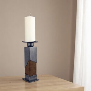 Handgeschmiedeter Kerzenständer aus Metall und Holz – Rustikale Gothik – Einzigartiger Kerzenständer für Stumpenkerzen