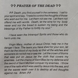 Puede incluir: Una p&aacute;gina impresa con el texto "PRAYER OF THE DEAD" en la parte superior. El texto es una oraci&oacute;n, con frases como "Muerte, que el vino para mi cuerpo nunca termine" y "Virgen Mar&iacute;a, madre de Jesucristo, ay&uacute;dame".
