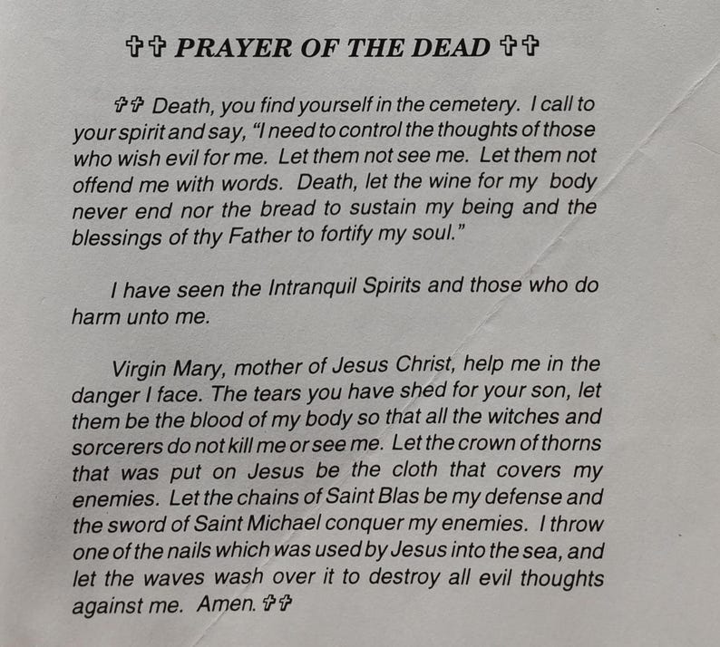 Puede incluir: Una p&aacute;gina impresa con el texto "PRAYER OF THE DEAD" en la parte superior. El texto es una oraci&oacute;n, con frases como "Muerte, que el vino para mi cuerpo nunca termine" y "Virgen Mar&iacute;a, madre de Jesucristo, ay&uacute;dame".
