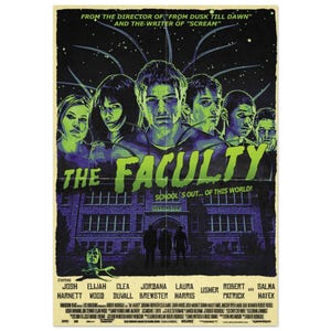 Może przedstawiać: Plakat filmowy w stylu vintage do filmu "The Faculty" z ciemną kolorystyką. Plakat przedstawia grupę aktorów z zielonymi i niebieskimi tonami, tytuł w kolorze zielonym i hasło "School's Out... Of This World!"