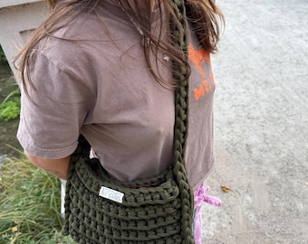 Handgemaakte olijfgroene gehaakte crossbodytas met bruine voering – Slouchy Everyday-schoudertas, cadeau voor haar