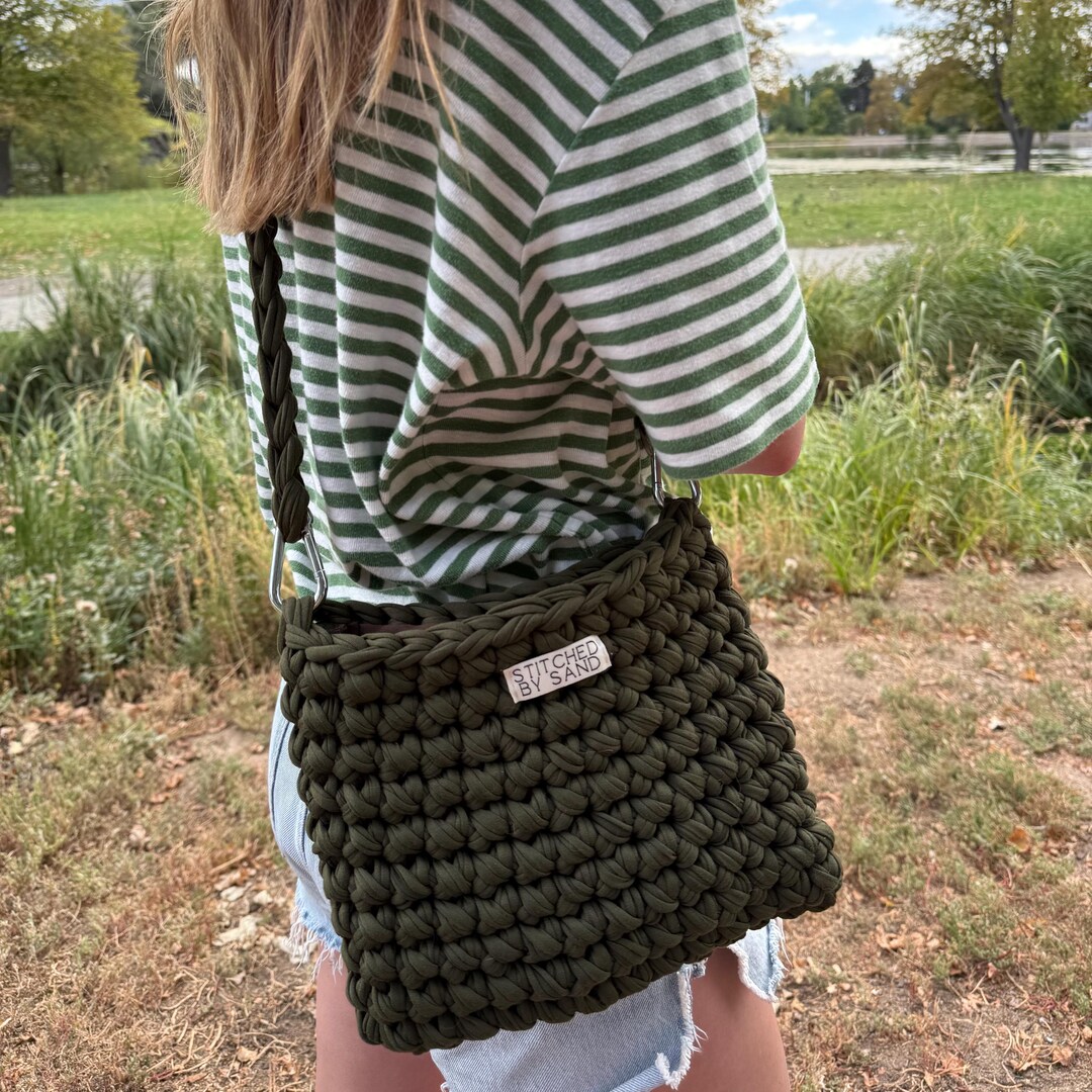 Handmade Olive Green Crochet Crossbody Bag With Carabiner  display picture 2