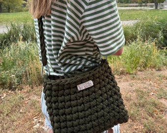 Handgemaakte olijfgroene gehaakte crossbodytas met karabijnsluiting, donkerbruine voering en zilveren magnetische drukknoop – grof gebreide schoudertas