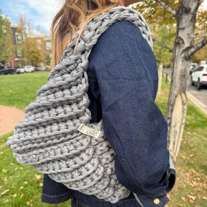 Borsa a tracolla autunnale fatta a mano all'uncinetto grigio con fodera in cotone bordeaux - Borsa morbida in maglia grossa - Borsa tote comoda per il mercato autunnale