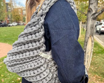 Handgemaakte grijze gehaakte herfstschoudertas met bordeauxrode katoenen voering – grof gebreide slouchy portemonnee – Cosy Autumn Market-draagtas