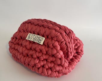 Bessenroze gehaakte clutch – handgemaakte gebreide tas, dikke zachte portemonnee voor meisjes, make-uptasje coquette, mini zomertasje, cadeau voor haar