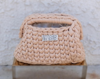 Handgemaakte beige gehaakte clutch met crème satijnen voering – neutraal zacht miniportemonnee voor meisjes, gebreid schoudertasje, flirtaccessoire, cadeau voor haar