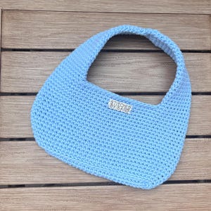Mini borsa a mezzaluna all'uncinetto color azzurro cielo - Borsa a tracolla morbida per bambina fatta a mano, borsa estiva blu brillante, accessorio in maglia Coquette, accessorio costiero