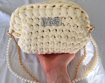Crèmekleurige gehaakte clutch met parelketting – handgemaakte schoudertas, gouden portemonnee, bordeauxrood gevoerd gebreide accessoire