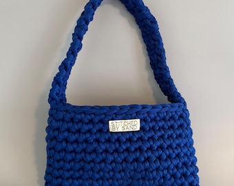 Handgemaakte kobaltblauwe gehaakte schoudertas, coquette-zomerportemonnee, zachte meisjesdraagtas met blauwe katoenen voering en drukknoop, cadeau voor haar