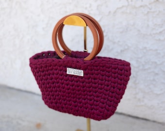 Handgemaakte bordeauxrode gehaakte handtas met houten handvatten – dieprode zacht gebreide portemonnee, herfststatementtas, luxe handgemaakt cadeau voor haar
