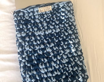 Blauwe gehaakte laptophoes – handgemaakte tweekleurige gebreide hoes voor 13 inch laptop, computerhoes van zacht T-shirtgaren