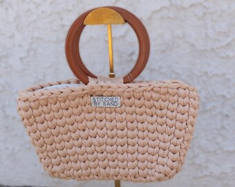 Handgemaakte beige gehaakte handtas met houten handvatten – crème satijnen gevoerde draagtas, neutrale kustportemonnee, zachte markttas voor meisjes, cadeau voor haar
