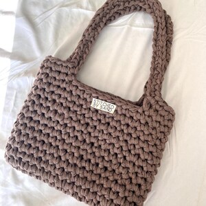 Borsa tote marrone all'uncinetto fatta a mano - Borsa in cotone riciclato con fodera e bottone automatico, borsa a tracolla in maglia da spiaggia