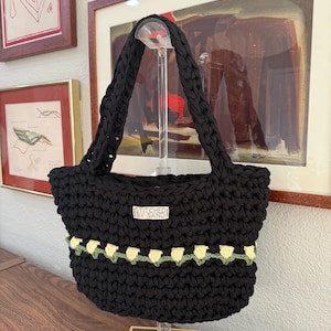 Borsa nera all'uncinetto con tulipani gialli e verdi - Borsa a tracolla fatta a mano, borsa tote Cottagecore Market, borsa a maglia floreale, regalo estivo, borsa alla moda