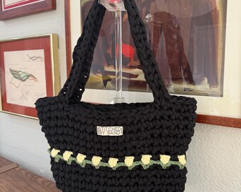 Zwarte gehaakte tas met gele en groene tulpen – handgemaakte schoudertas, Cottagecore Market-tas, bloemengebreide tas, zomercadeau, trendy tas