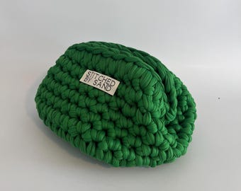 Groene gehaakte clutch – grof gebreide portemonnee met voering, coquette make-uptasje, handgemaakt zacht meisjeszakje, cadeau voor haar