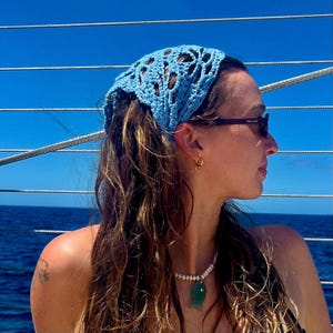 Handgemacht gehäkelte Blumen Bandana - Leichtes Kopftuch aus Baumwolle, Cottagecore Haarschmuck, Festival & Strand Stil