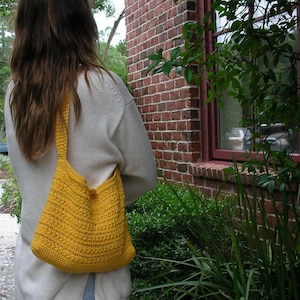 Sac à bandoulière fait main au crochet doré, sac à main esthétique estival de plage, cabas en tricot jaune soleillé, accessoire côtier, cadeau pour elle