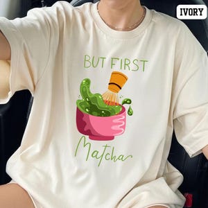 Comfort Colors® But First Matcha Club T-Shirt - Iced or Hot Matcha Lover Shirt, Cafe Ästhetische Grafik-T-Shirt, Trendy Green Tea T-Shirt für Frauen