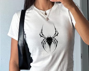T-shirt bébé graphique araignée, chemise araignée couvre-pompe, chemise d'entraînement rétro, chemise héros rétro, haut art sombre, chemise d'Halloween, cadeau d'Halloween pour elle