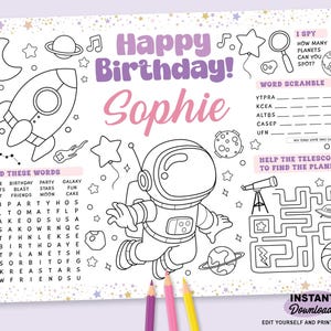 Op de afbeelding: Een activiteitenvellen voor een verjaardagsfeestje met ruimtethema met de tekst "Happy Birthday! Sophie". Het vel bevat een raket, astronaut, planeten, sterren en woordspelletjes. Ontworpen voor kinderen.