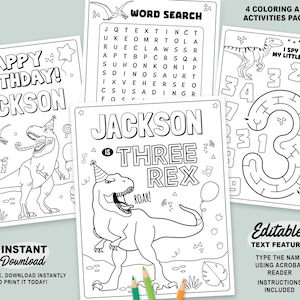 Op de afbeelding: Een set van vier zwart-wit afdrukbare activiteitpagina's voor een kinderverjaardag. De pagina's bevatten een woordzoeker, een doolhof en kleurplaten met dinosaurus thema's. Tekst bevat "Happy Birthday! Jackson", "Jackson is Three Rex".