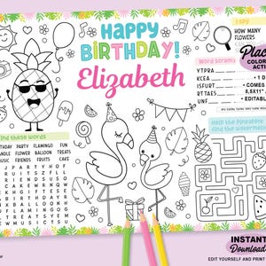 Può includere: Una tovaglietta da colorare e attività stampabile a tema tropicale. Il design presenta un ananas con occhiali da sole, fenicotteri e le parole "Happy Birthday Elizabeth". Include cruciverba, labirinti e altre attività.