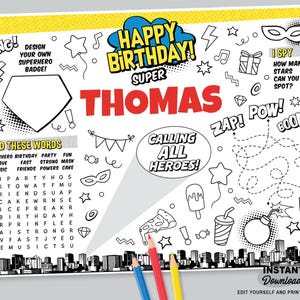 Puede incluir: Una hoja de actividades para fiestas con temática de superhéroes en blanco y negro con el texto "Happy Birthday Super Thomas". Incluye elementos de diseño como estrellas, efectos de sonido de cómic y un paisaje urbano.