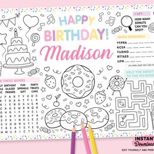 Puede incluir: Un mantel individual de cumpleaños rosa con temática de donuts con las palabras "Happy Birthday Madison". Incluye actividades para colorear, un laberinto, un juego de palabras y un juego "I Spy". Con donuts, pastel y otras ilustraciones.