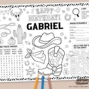 Może przedstawiać: Czarno-biała, drukowana karta aktywności urodzinowej z motywem kowbojskim. Zawiera kapelusz kowbojski, buty i odznakę szeryfa. Zawiera łamigłówki słowne, labirynt i tekst "Happy Birthday! Gabriel."