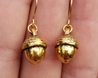 Eichel Ohrringe: Minimalist Art Kleine Eiche Eichel Charme Baumeln Ohrringe Halloween Herbst Herbst Mode 14K Gold Plated oder Silver Plated