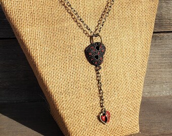 ラリアットハートネックレス：レッドラインストーン＆エナメルフィリグリーハートペンダント、アンティークブロンズメッキ、ニッケルフリー、ロココ調ロリータスタイル、バレンタインギフト