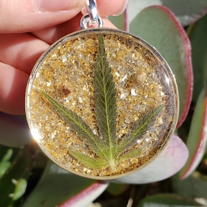 Collana con ciondolo foglia di marijuana, collana con foglia di vaso in acciaio inossidabile, ciondolo con erbacce, gioielli con foglia di cannabis, collana da uomo, collana da donna - Italia