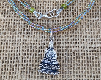 Buddha-halsband: Skyddstalisman med grå regnbågsfärgad oljefläck, fröpärlor, trippeltvinnad kedja och silverfärgat hänge, buddhistiska smycken