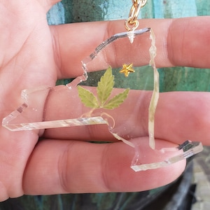New York State Form Weed Blatt Schlüsselanhänger: klares Harz echtes Cannabis Blatt und goldener Stern auf der Hauptstadt Marihuana Blatt USA Karte