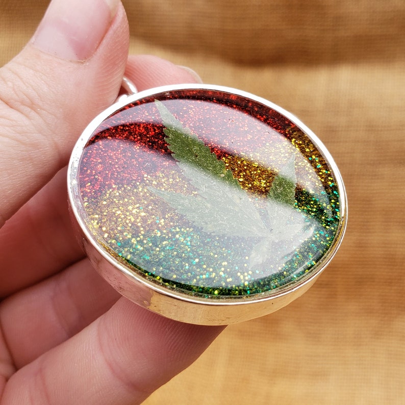 Resin Genuine Pot Leaf Rastafarian Green Gold Red Glitter Rasta Stripe Glitter Cannabis Weed Leaf Necklace