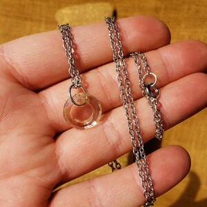 SEGUNDOS Collar minimalista: colgante de anillo de vidrio color champán, donut de vidrio facetado, cadena fina bañada en plata, collar de Pascua