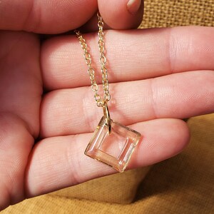 Collar minimalista: colgante cuadrado de cristal, cubo de cristal facetado color champán, cadena fina bañada en plata y bañada en oro.